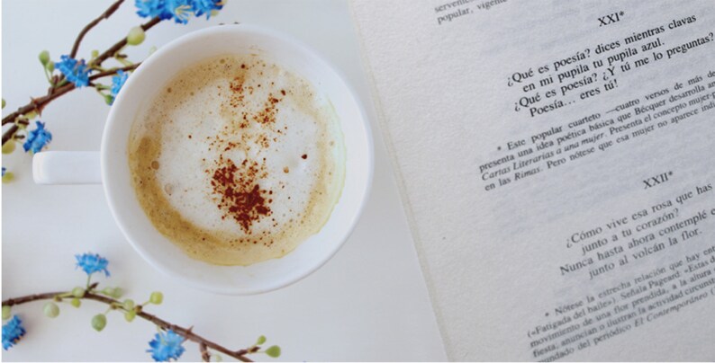 ​Ceramic mug featuring a romantic quote from Gustavo Adolfo Bécquer's poetry.