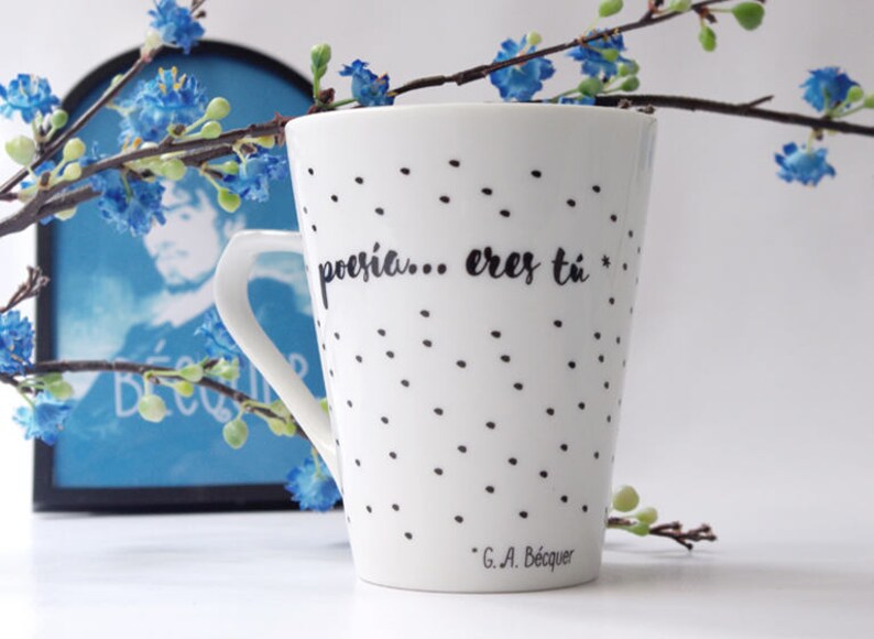​Ceramic mug featuring a romantic quote from Gustavo Adolfo Bécquer's poetry.