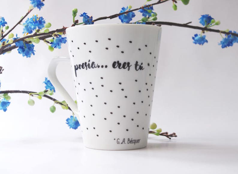 ​Ceramic mug featuring a romantic quote from Gustavo Adolfo Bécquer's poetry.