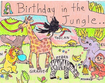Pode incluir: Uma ilustração colorida de uma festa de aniversário na selva. A ilustração apresenta uma girafa, uma zebra, um leão, um tucano, um elefante e um macaco. O texto "A Birthday in the Jungle..." está escrito no topo da imagem.
