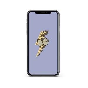 Pode incluir: Uma capa de telefone roxa com um design de raio dourado. O raio é coberto com um padrão de leopardo e tem uma borboleta em cima.