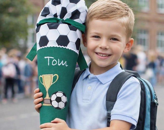 Schultüte Pokal und Fussball in Dunkelgrün