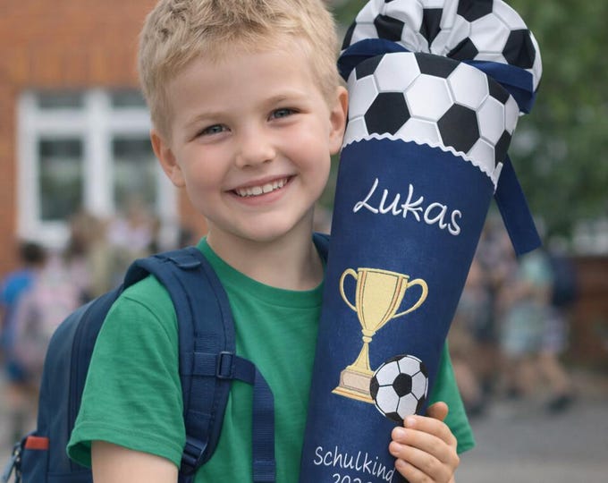 Schultüte Pokal und Fussball in Dunkelblau