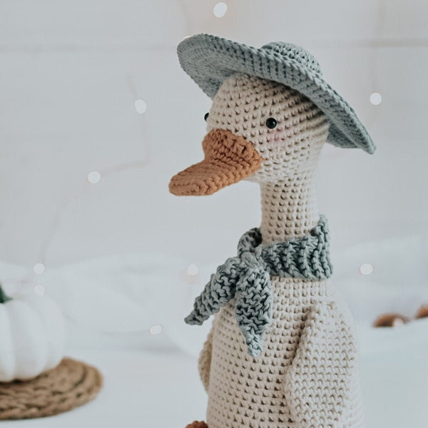 Clemira, the goose | Crochet pattern | Spanish, English