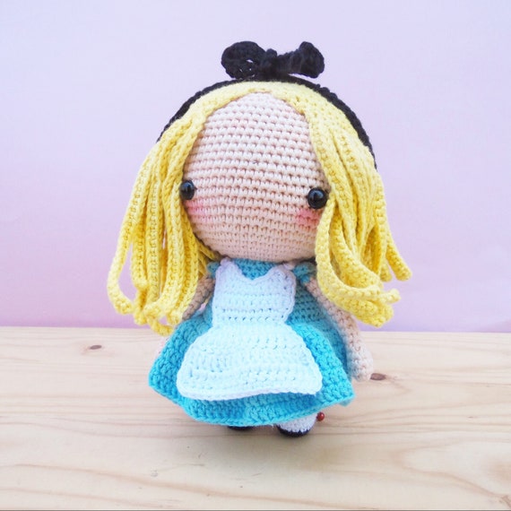 amigurumi alicia en el pais de las maravillas