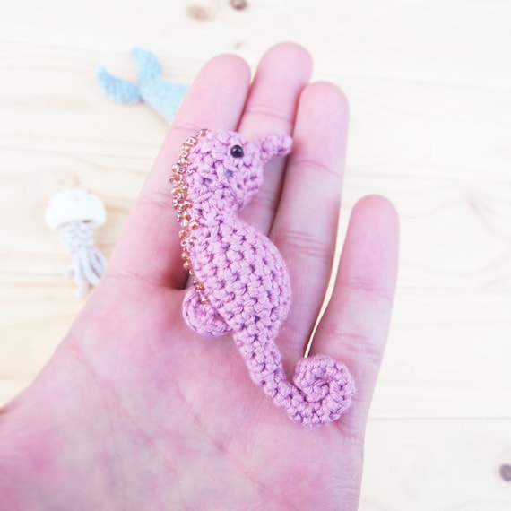 ハンドメイド タツノオトシゴのあみぐるみ ピンク おいこむ