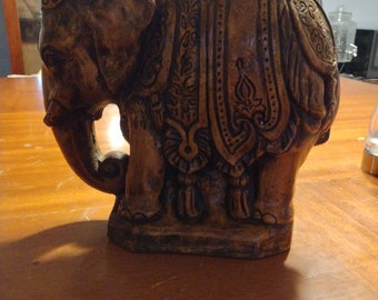 Elefantes antiguos tallados a mano.