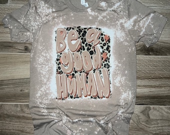 Be A Good Human gebleichtes T-Shirt • Gebleichtes Shirt mit Geparden-Print