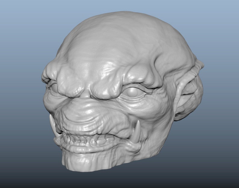 K&ouml;nnte beinhalten: Ein detailliertes 3D-gedrucktes Modell eines grotesken, grauen, humanoiden Kopfes mit einem knurrenden Ausdruck. Der Kopf hat eine gro&szlig;e, prominente Nase und einen breiten Mund mit scharfen Z&auml;hnen.