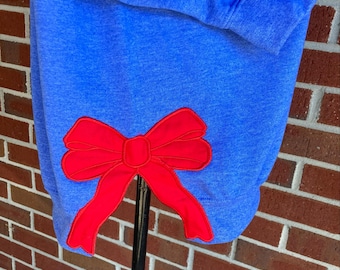 Sweatshirt met strikapplicatie aan de zijkant borduurontwerp direct downloaden
