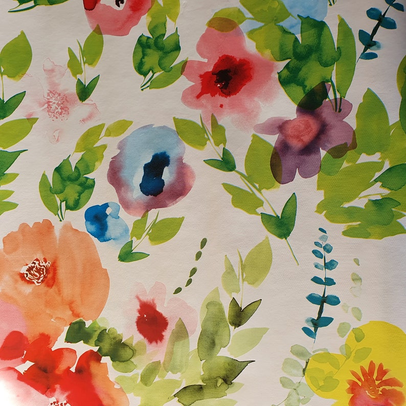 Peut inclure: Peinture &agrave; l'aquarelle sur fond blanc avec un motif floral. Les fleurs sont dans des tons de rose, rouge, bleu, jaune et orange. Les feuilles sont vertes.