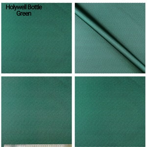 Puede incluir: Primer plano de una tela verde oscuro con una textura sutil. La tela se llama "Holywell Bottle Green".
