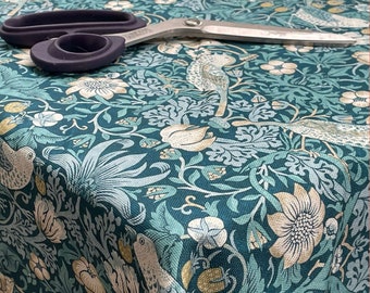 Toile cirée finition mate Strawberry Thief en bleu sarcelle William Morris - Disponible en rond, carré et rectangle