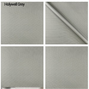 Puede incluir: Primer plano de una tela gris con una textura sutil tejida. La tela se llama "Holywell Grey".