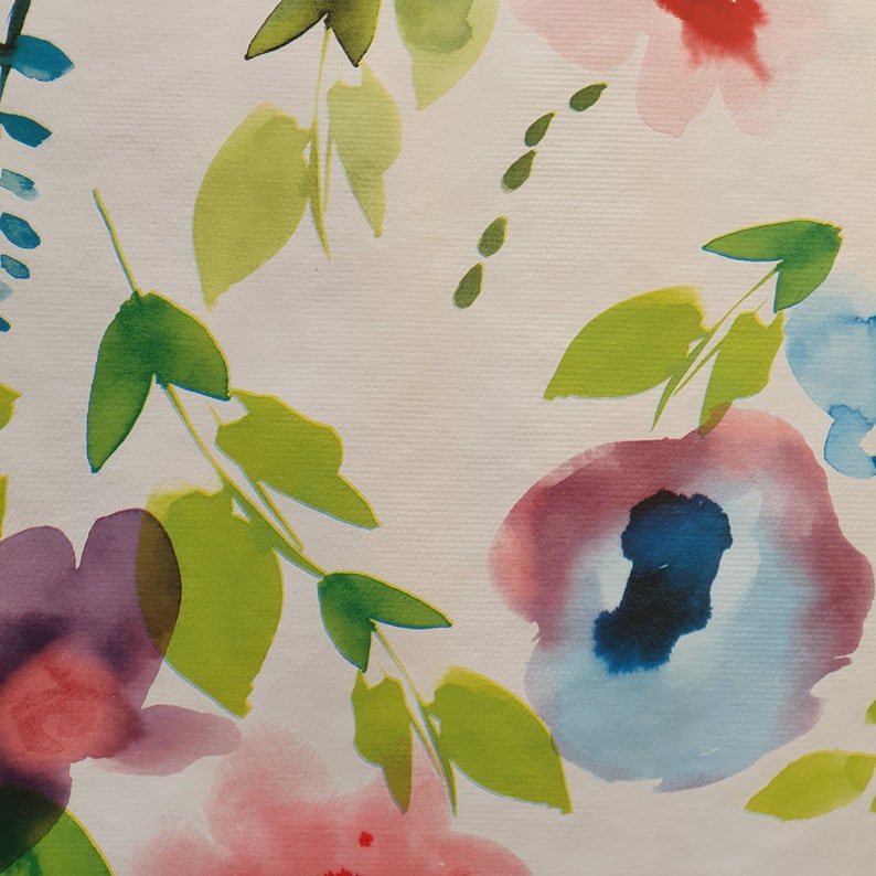 Peut inclure: Peinture &agrave; l'aquarelle de fleurs et de feuilles dans des tons de rose, bleu, vert et violet sur un fond blanc.