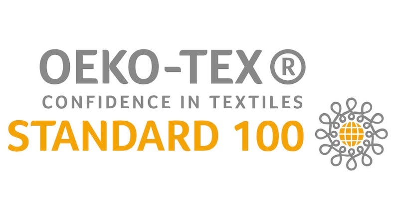 Peut inclure: Un logo gris et blanc avec le texte "OEKO-TEX&reg; CONFIDENCE IN TEXTILES STANDARD 100". Le logo pr&eacute;sente un cercle gris stylis&eacute; avec un globe jaune &agrave; l'int&eacute;rieur.
