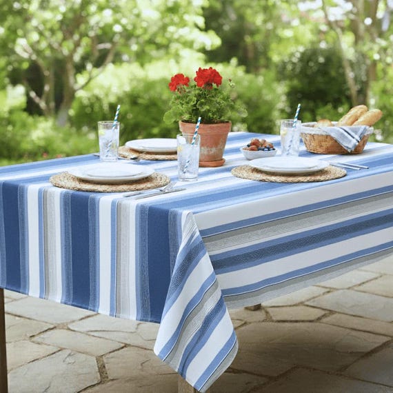 Wasserabweisende Stofftischdecke für den Außenbereich - Woolacombe Sky Stripes Wasserdichte Tischdecke für den Innen- und Außenbereich 150 cm breit, Kissen, Möbelbezug