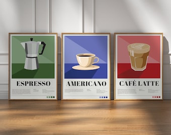 Pode incluir: Três cartazes emoldurados com ilustrações de métodos de preparo de café e bebidas. O primeiro cartaz tem um fundo verde com uma cafeteira prateada e o texto "ESPRESSO". O segundo cartaz tem um fundo azul com uma xícara de café branca e um pires e o texto "AMERICANO". O terceiro cartaz tem um fundo vermelho com um copo de latte art e o texto "CAFÉ LATTE".