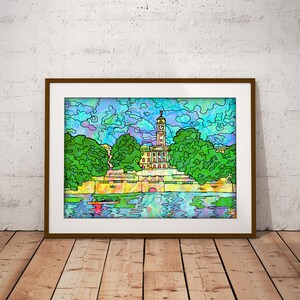 Può includere: Un'illustrazione colorata in stile vetrata che rappresenta un edificio con una torre dell'orologio, circondato da alberi e un fiume. La scena si svolge su uno sfondo di cielo blu con nuvole.