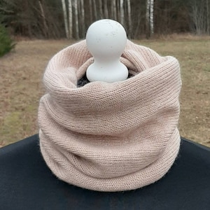 Beige snood van kasjmiermix: gebreide nekwarmer met lovertjes
