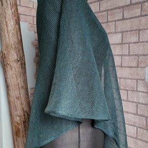 Poncho de lino verde, Envoltura de punto, Capa ligera, Chal de verano, Envolturas de chales de noche, Ponchos asimétricos, Encogimiento de hombros de playa, Regalo para ella imagen 4