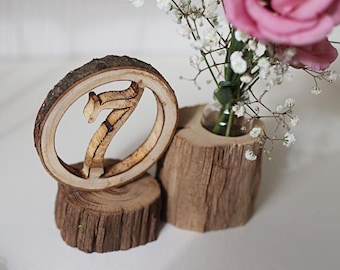 Números de mesa de boda de madera rústica, encanto de la naturaleza para su día especial, hecho a mano de roble, jarrón de madera para arreglos florales incluido