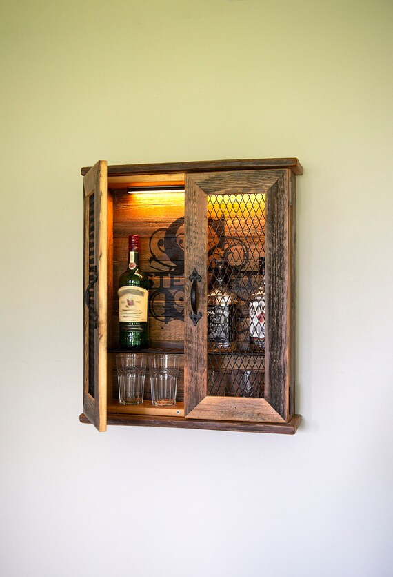 Personalisierter versteckter Barschrank an der Wand montiertes Getrankeregal platzsparender Spirituosenhalter Wandbehang aus Holzminibar Mannhohlengeschenk Etsy