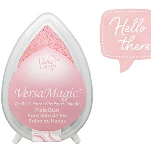 Könnte beinhalten: Ein rosa VersaMagic Pixie Dust Kreidetintenpad mit einem transparenten Kunststoffgehäuse. Das Stempelkissen hat eine Tropfenform und die Worte "Hello there" stehen auf einer rosa Sprechblase.