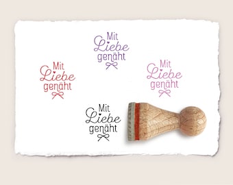 Mini rubber stamp MIT LIEBE GENÄHT Ø 15 mm / 0.59 inch