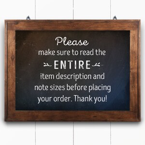 K&ouml;nnte beinhalten: Ein braunes, mit Holz gerahmtes Schild mit einer schwarzen Tafel und dem Text "Bitte lesen Sie die gesamte Artikelbeschreibung und beachten Sie die Gr&ouml;&szlig;en, bevor Sie Ihre Bestellung aufgeben. Vielen Dank!"