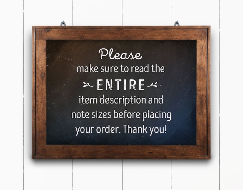 K&ouml;nnte beinhalten: Ein braunes, mit Holz gerahmtes Schild mit einer schwarzen Tafel und dem Text "Bitte lesen Sie die gesamte Artikelbeschreibung und beachten Sie die Gr&ouml;&szlig;en, bevor Sie Ihre Bestellung aufgeben. Vielen Dank!"