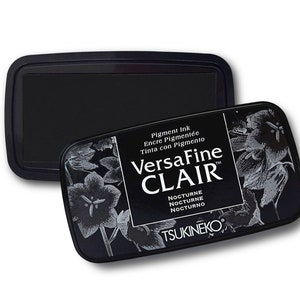 Könnte beinhalten: Schwarzes Stempelkissen mit floralem Design und dem Text "VersaFine Clair Nocturne Nocturne Nocturno Tsukineko".