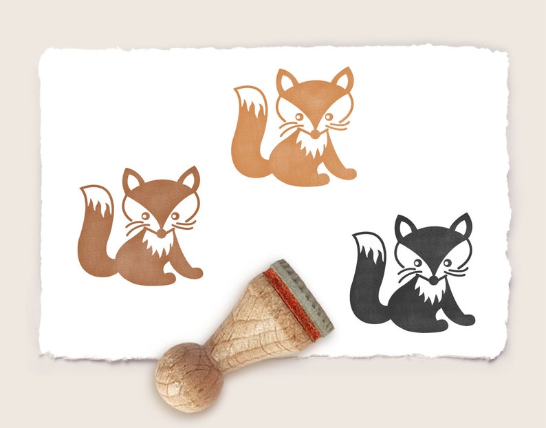 Peut inclure: Trois tampons en caoutchouc repr&eacute;sentant un renard. Les tampons sont de couleur marron, orange et noir. Les tampons sont sur un fond blanc.