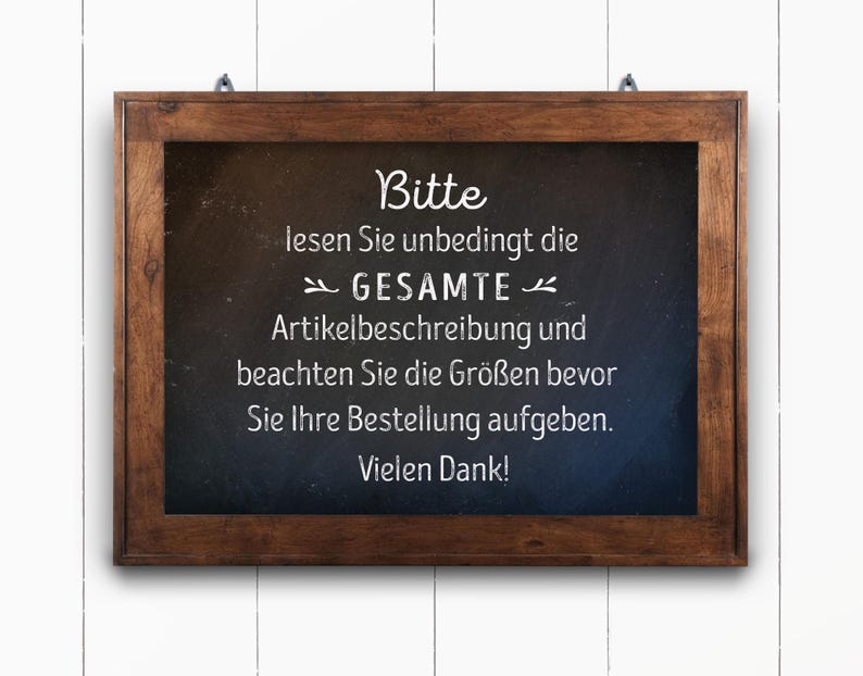 K&ouml;nnte beinhalten: Eine Holzrahmen-Tafel mit dem Text "Bitte lesen Sie unbedingt die ➤ GESAMTE Artikelbeschreibung und beachten Sie die Gr&ouml;&szlig;en bevor Sie Ihre Bestellung aufgeben. Vielen Dank!" in wei&szlig;er Kreide geschrieben.