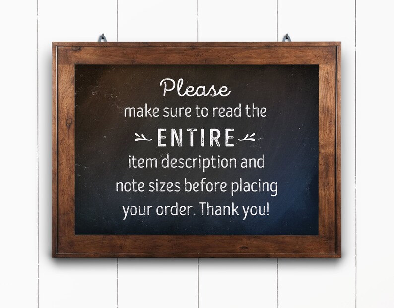Peut inclure: Un panneau d'affichage en bois brun avec un tableau noir et le texte "Veuillez vous assurer de lire la description compl&egrave;te de l'article et de noter les tailles avant de passer votre commande. Merci !"