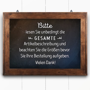 Puede incluir: Una pizarra enmarcada en madera con el texto "Bitte lesen Sie unbedingt die ➤ GESAMTE Artikelbeschreibung und beachten Sie die Gr&ouml;&szlig;en bevor Sie Ihre Bestellung aufgeben. Vielen Dank!" escrito con tiza blanca.