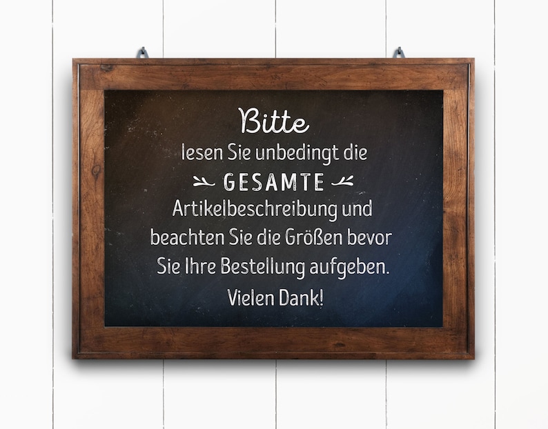Puede incluir: Una pizarra enmarcada en madera con el texto "Bitte lesen Sie unbedingt die ➤ GESAMTE Artikelbeschreibung und beachten Sie die Gr&ouml;&szlig;en bevor Sie Ihre Bestellung aufgeben. Vielen Dank!" escrito con tiza blanca.