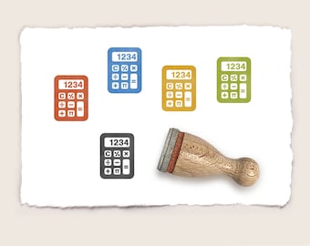 Puede incluir: Cinco sellos de goma con un diseño de calculadora en diferentes colores: azul, naranja, verde, gris y negro. Los sellos están sobre un fondo blanco con un mango de madera.