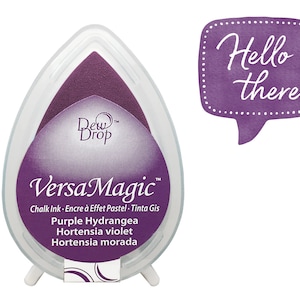 Könnte beinhalten: Lilafarbener VersaMagic Kreide-Stempelkissen mit dem Dew Drop Logo und dem Text "Purple Hydrangea, Hortensia violet, Hortensia morada".