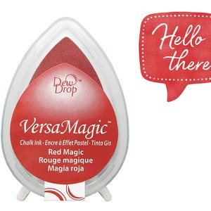 Könnte beinhalten: Rotes VersaMagic Kreide-Stempelkissen mit dem Dew Drop Logo und dem Text "Red Magic, Rouge magique, Magia roja".