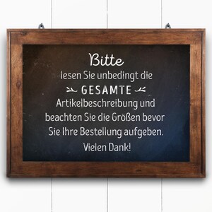 Puede incluir: Una pizarra enmarcada en madera con el texto "Bitte lesen Sie unbedingt die ➤ GESAMTE Artikelbeschreibung und beachten Sie die Gr&ouml;&szlig;en bevor Sie Ihre Bestellung aufgeben. Vielen Dank!" escrito en tiza blanca.