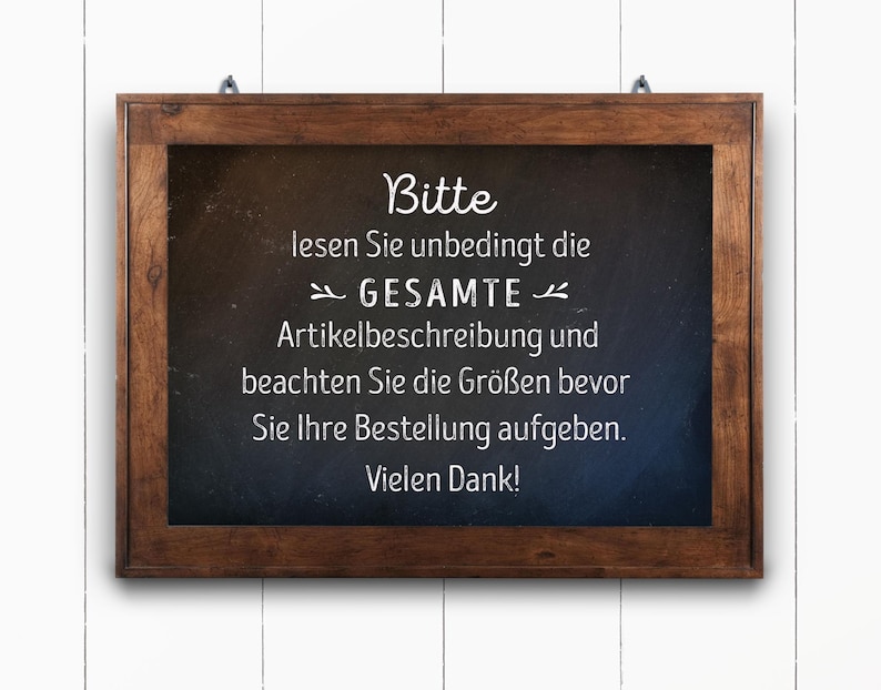 Puede incluir: Una pizarra enmarcada en madera con el texto "Bitte lesen Sie unbedingt die ➤ GESAMTE Artikelbeschreibung und beachten Sie die Gr&ouml;&szlig;en bevor Sie Ihre Bestellung aufgeben. Vielen Dank!" escrito en tiza blanca.