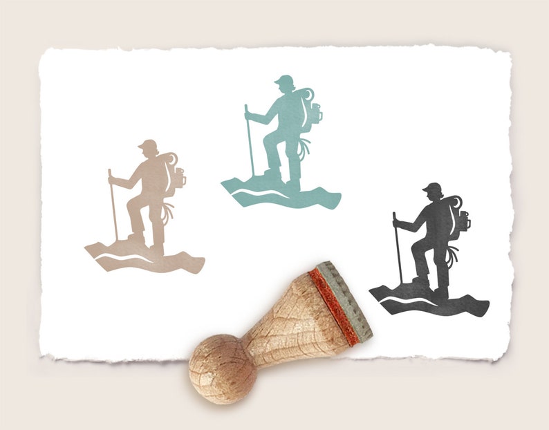 Puede incluir: Tres sellos de goma con im&aacute;genes de excursionistas que llevan mochilas y bastones. Los sellos est&aacute;n sobre un fondo de papel blanco. Los excursionistas son de diferentes colores: azul, marr&oacute;n y negro.