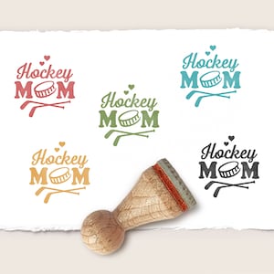 ミニゴム印 HOCKEY MOM Ø 15 mm / 0.59 インチ
