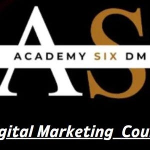 Puede incluir: Un logotipo blanco con las letras "AS" en una fuente en negrita sin serifas. Las letras están apiladas una encima de la otra. La "A" es más grande que la "S". La "S" es dorada. Un rectángulo blanco con el texto "ACADEMY SIX DM" está detrás de las letras. El texto está en una fuente negra sin serifas. Debajo del logotipo está el texto "Digital Marketing Course" en una fuente blanca sin serifas.