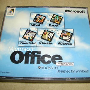 Puede incluir: Una caja de software Microsoft Office Professional y Bookshelf para Windows 95. La portada presenta un fondo de cielo azul claro con un gráfico de rompecabezas que contiene iconos para Word, Excel, PowerPoint, Schedule+ y Access.