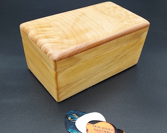 Caja de madera con tapa de arce figurado: caja de recuerdos artesanal