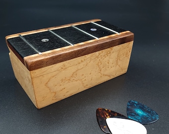 Caja de púas de guitarra de arce ojo de pájaro hecha a mano: diapasón de ébano