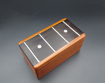 Caja de caoba con tapa de ébano hecha a mano: recuerdo de madera exótica