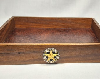 Cómoda de caoba con forma de valet: organizador forrado en cuero con estrella solitaria